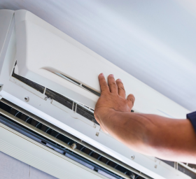 Montaż i serwis klimatyzacji przez jednego z naszych pracowników na terenie Głogowa